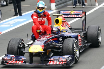 El Ferrari de Alonso se quedó sin gasolina tras pasar por meta y el piloto español fue auxiliado por Webber