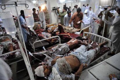 Los médicos del hospital de Peshawar atienden a los heridos de la doble explosión en un mercado.