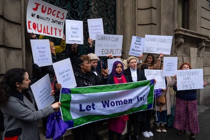 Manifestantes femeninas fuera del Club Garrick exigiendo a la institución que ponga fin a su política de restringir la membresía solo a hombres, el 28 de marzo de 2024 en Londres (Inglaterra).