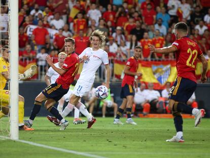 Sarabia marca el segundo gol de España ante la República Checa.