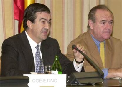 El ministro Álvarez Cascos, durante su comparecencia en el Congreso.