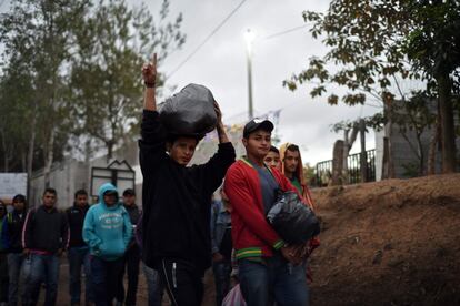 Migrantes hondureños caminan cerca de Esquipulas, departamento de Chiquimula (Guatemala), el 16 de enero, después de cruzar la frontera desde Honduras en su camino a los Estados Unidos.