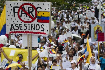 Thousands march in Medellín on Tuesday to make their demands about the FARC heard.
