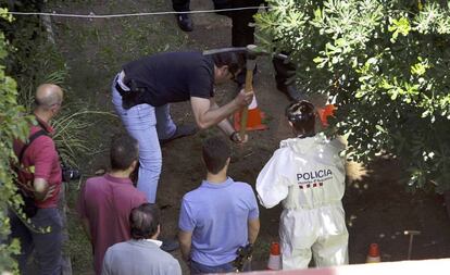 Los Mossos buscan en el jardín del detenido el cadáver de Mònica Borràs. 