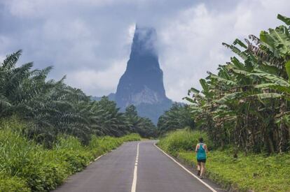 Una carretera con el perfil del pico Cão Grande al fondo.