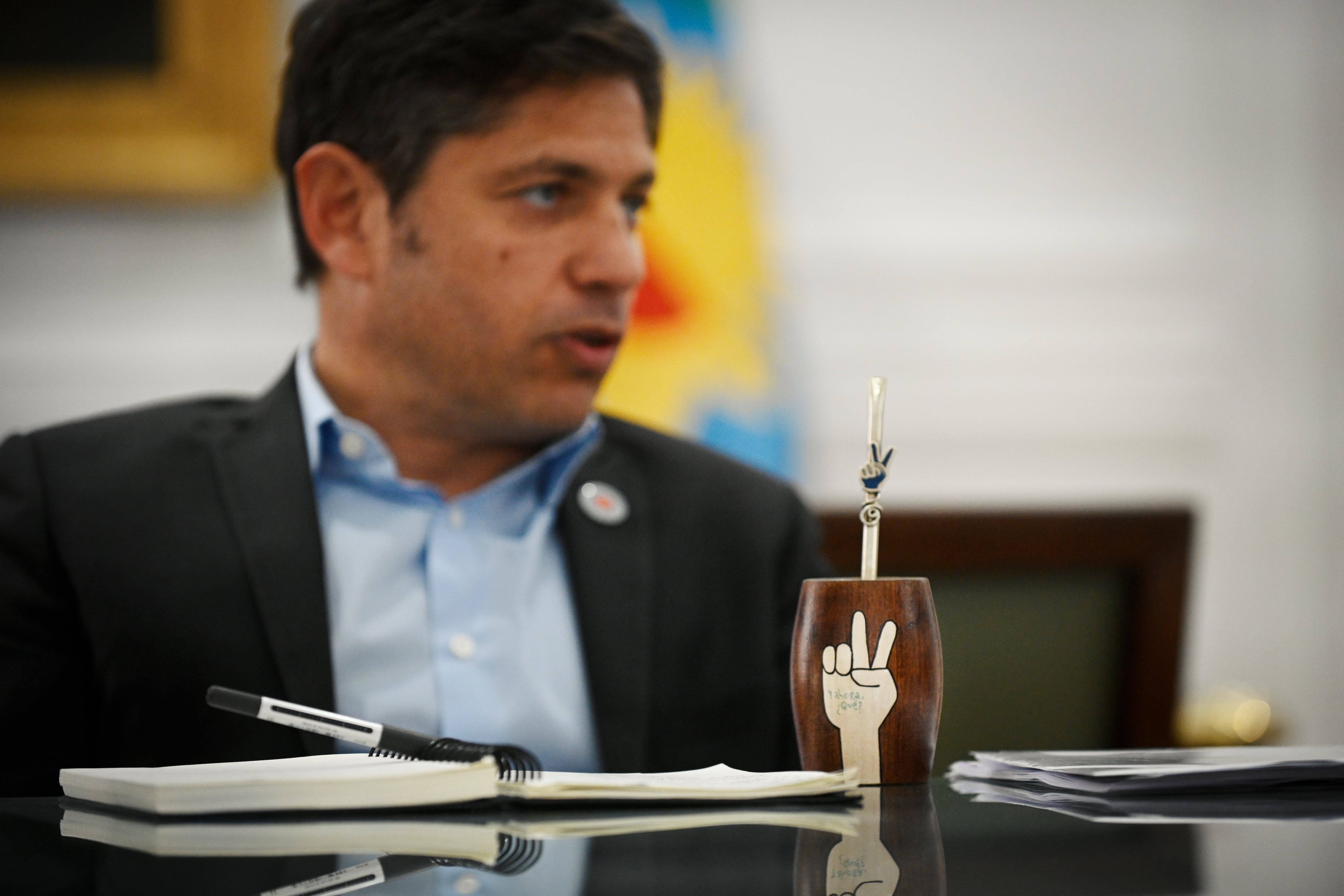 El gobernador de la provincia de Buenos Aires, Axel Kicillof con su matera sobre el escritorio de su despacho. 