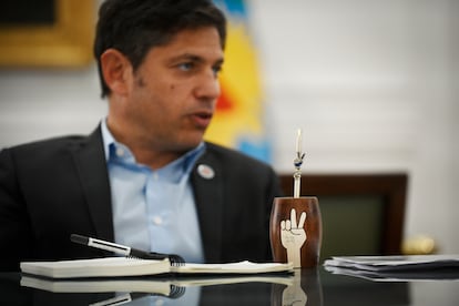 El gobernador de la provincia de Buenos Aires, Axel Kicillof, con su mate sobre el escritorio de su despacho. 