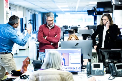 Carlos Franganillo, en la redacción de Informativos Telecinco minutos antes de que comience la edición de las 21.00. 