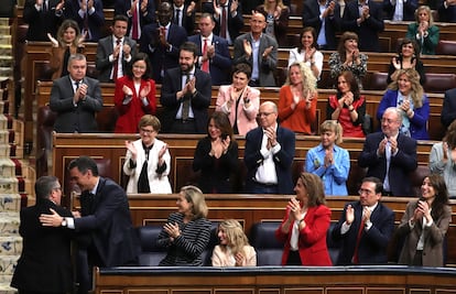 La bancada socialista aplaude la intervención del portavoz del PSOE, Patxi López.