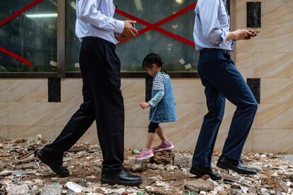 Una niña camina por los escombros de un edificio en una calle de Hong Kong (China), el 17 de septiembre de 2018.