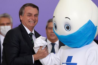 El presidente de Brasil, Jair Bolsonaro, junto a la mascota Ze Gotinha destinada a la campaña de vacunación.