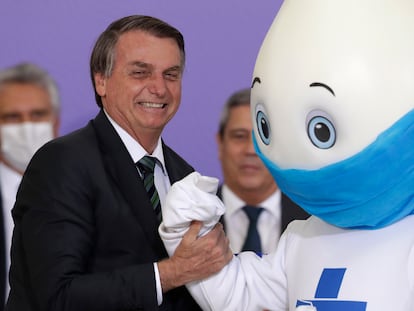El presidente de Brasil, Jair Bolsonaro, junto a la mascota Ze Gotinha destinada a la campaña de vacunación.