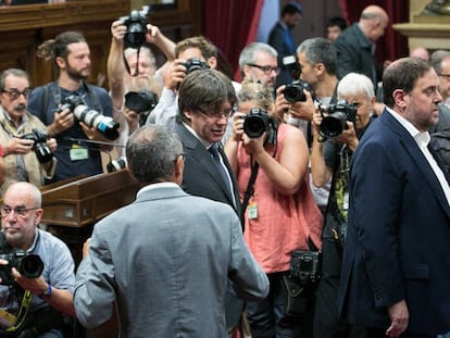 Puigdemont y Junqueras entran al hemiciclo, este miércoles.
