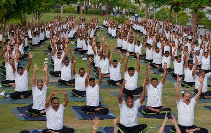 Miembros de las Fuerzas de Acción Rápida de la India practican yoga en la víspera del Día Internacional del Yoga en la ciudad india de Ahmedabad, este lunes.