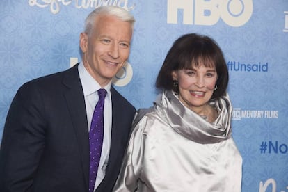 Anderson Cooper y su madre, Gloria Vanderbilt, en la presentación de su documental para HBO, 'Nothing Left Unsaid', en abril de 2016 en Nueva York.