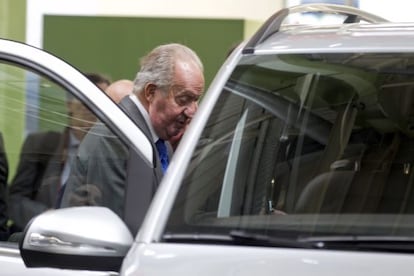 El rey Juan Carlos este martes en la planta de Mercedes de Vitoria
