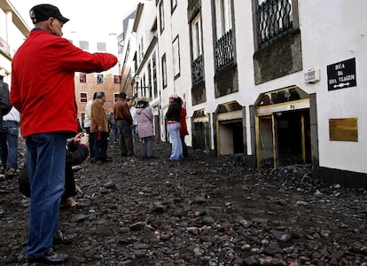 El torrente de agua ha arrastrado piedras y guijarros por toda la isla, hasta a una altura que supera los escaparates de los comercios.