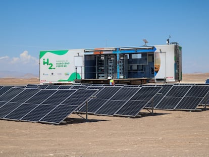 Una planta móvil de hidrógeno verde en el desierto de Atacama (Chile), en una imagen difundida en redes sociales por el Ministerio de Energía, el 4 de abril de 2023.