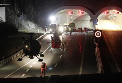 Helicópteros y ambulancias a la entrada del túnel donde se produjo el trágico choque. Los heridos han sido trasladados a hospitales de la región.
