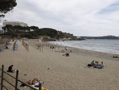 Personas bañándose en una playa de Praguera, en la costa Calvià, zona del accidente de la pareja.