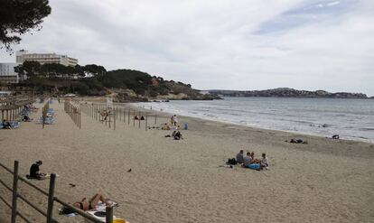 Personas bañándose en una playa de Praguera, en la costa Calvià, zona del accidente de la pareja.