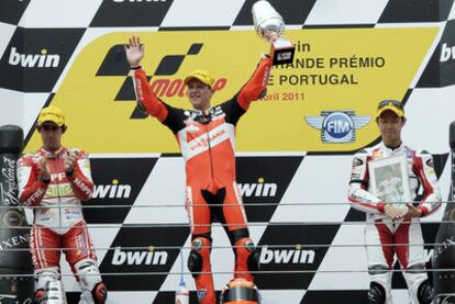 Julian Simón, Stefan Bradl  y Yuki Takahashi en el podio de Estoril