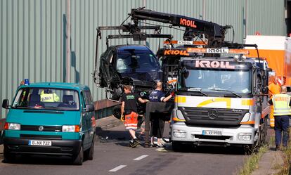 Agentes de policía en la zona donde se han producido los choques, en la carretera A100, en Berlín, este miércoles.