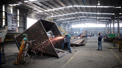 Trabajadores en una planta de fabricación de acero en San Luis Potosí, México, en agosto de 2024.