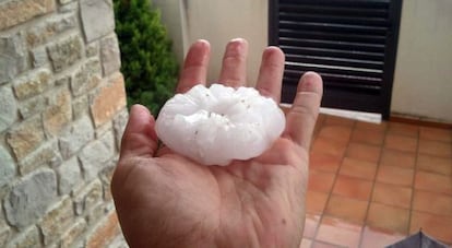 Una de las piedras de granizo que cay&oacute; ayer en Lleida y que ha provocado numerosos destrozos en poblaciones de las comarcas de Pla d&#039;Urgell.