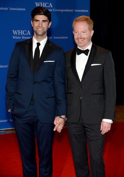 Justin Mikita junto a Jesse Tyler Ferguson.