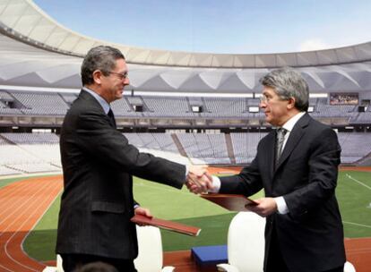 Alberto Ruiz-Gallardón, y el presidente del Atlético de Madrid, Enrique Cerezo, acordaron en diciembre de 2008 que La Peineta fuera el estadio del equipo.