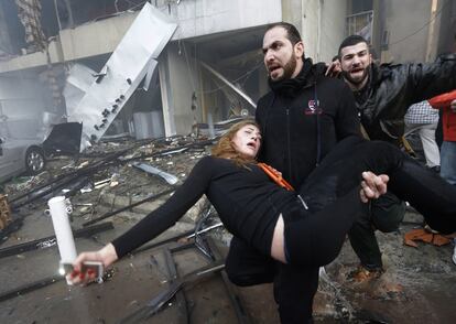 Una mujer herida es evacuada del lugar de la explosión en Beirut.