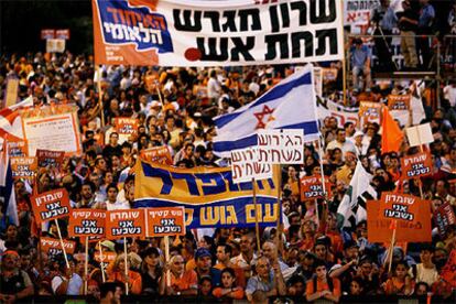 Cabecera de la protesta de los <i>anaranjados</i>, en la plaza Isaac Rabin de la capital administrativa israelí.