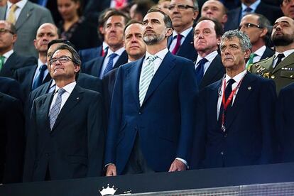 El presidente catalán, Artur Mas; Felipe VI y el presidente de la Federación Española de Fútbol, Ángel María Villar, escuchan el himno nacional antes de la final de la Copa del Rey entre el Athletic Club de Bilbao y el FC Barcelona, el 30 de mayo de 2015.