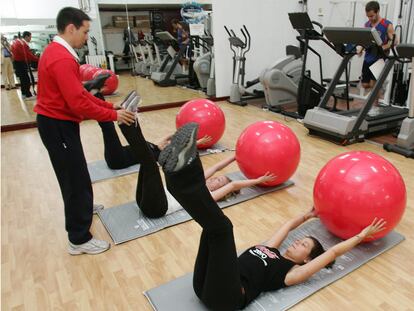 Empleados de Coca-Cola España hacen ejercicio en el gimnasio de la empresa.