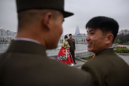 Soldados del  Ejército Popular de Corea (KPA) durante una sesión de fotos de boda en un parque en  Pyongyang (Corea del Norte), el 18 de abril de 2019.  