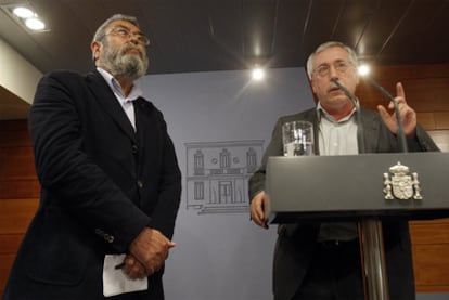 Los líderes de UGT, Cándido Méndez (izquierda), y de CC OO, Ignacio Fernández Toxo, el jueves pasado.