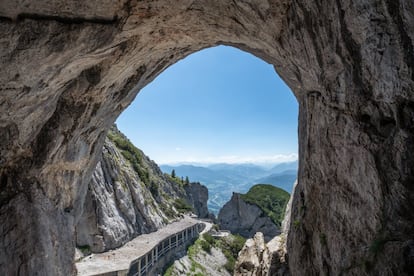 A unos 55 kilómetros de Salzburgo, la carretera del Grossglockner pasa por Werfen, famosa por las Eisriesenwelt, unas grutas de hielo ubicadas a más de mil metros de altitud en los montes Tennengebirge, a las que se accede por una enorme boca en plena montaña (en la foto). Un gélido espectáculo que reabrirá el próximo 30 de abril y abarca 30.000 metros cuadrados y 42 kilómetros de estrechos pasadizos que se adentran en la montaña. Su original belleza natural no ha pasado desapercibida para los productores de Hollywood, que lo convirtieron en escenario de películas bélicas como ‘El desafío de las águilas’ o de la famosa escena del pícnic de ‘Sonrisas y lágrimas’.