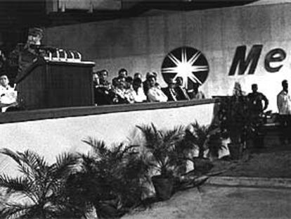 El líder cubano, Fidel Castro (a la izquierda), durante un acto junto al hotel Meliá de Varadero.