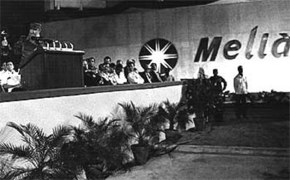 El líder cubano, Fidel Castro (a la izquierda), durante un acto junto al hotel Meliá de Varadero.