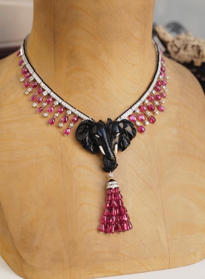 El collar Hathiyon, que cuenta con dos elefantes tallados sobre madera de magnolio petrificada. Se trata de una pieza muy especial realizada en oro blanco, con cuentas de espinelas y diamantes talla brillante.