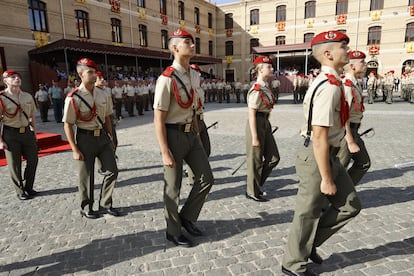 La princesa de Asturias, segunda en la fila de la derecha,marcha en formación en la Academia General Militar (AGM), en una imagen distribuida por la Casa Real.