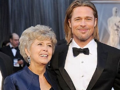 Brad Pitt y su madre en la ceremonia de los Oscar