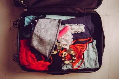 Tanto si uno se desplaza solo, con amigos o en pareja, no está de más incluir algún que otro accesorio erótico en la maleta.