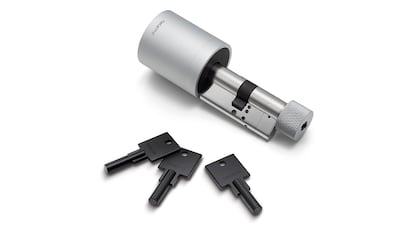 Cerradura inteligente sobre fondo blanco.