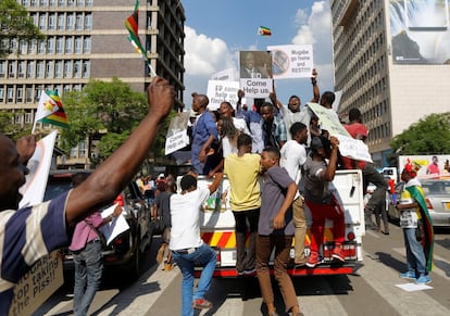  Manifestantes protestan en las inmediaciones del Parlamento en Harare (Zimbabue) hoy, 21 de noviembre de 2017.