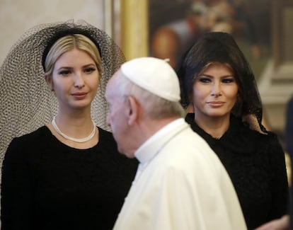 La elección de vestimenta de la primera dama estadounidense, en particular, el velo, no pasó desapercibida para aquellos que seguían de cerca su visita al papa Francisco, y que algunos bromearon con su asistencia a un enterriero. Pero Melania Trump, así como la hija del presidente estadounidense, Ivanka Trump, siguieron estrictamente el protocolo que marca el Vaticano: vestido sencillo y largos, con los brazos cubiertos y mantilla o velo negro.