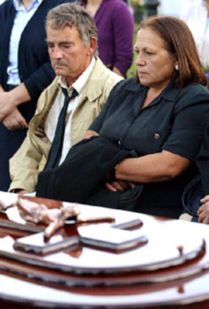 Los padres de Manuel Ríos, junto al ataúd en el funeral de su hijo.