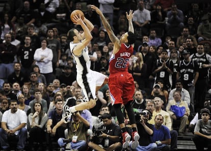 Manu Ginobili, de los Spurs, lanza a canasta ante Matt Barnes, de los Clippers