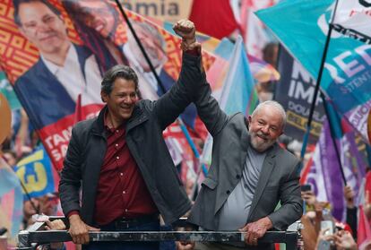 Lula da Silva, candidato a la Presidencia de Brasil, levanta el puño de Fernando Haddad, aspirante a gobernador, durante una marcha en São Paulo.